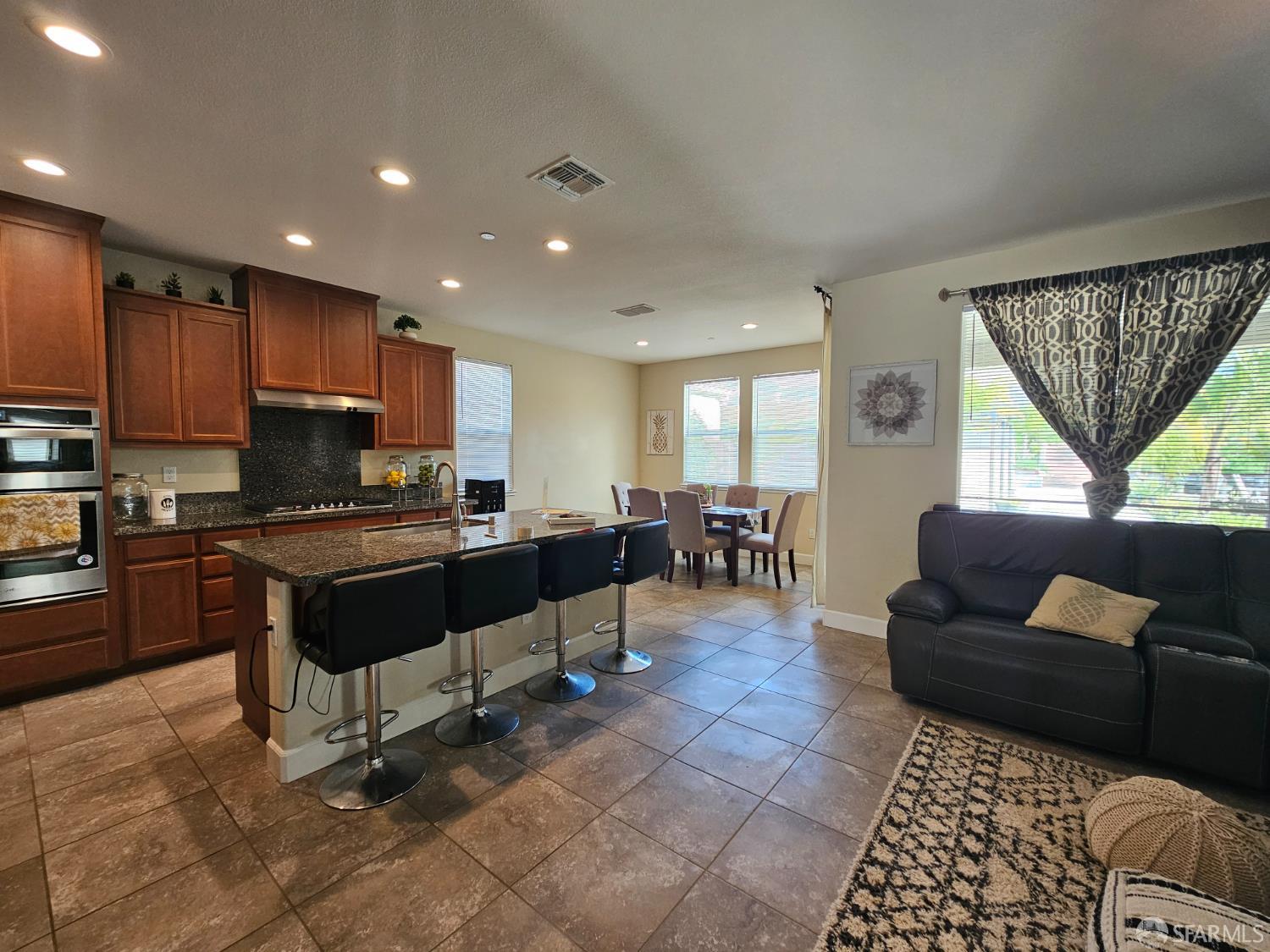 Detail Gallery Image 3 of 26 For 1535 Goldenstar Ct, Hollister,  CA 95023 - 3 Beds | 2/1 Baths