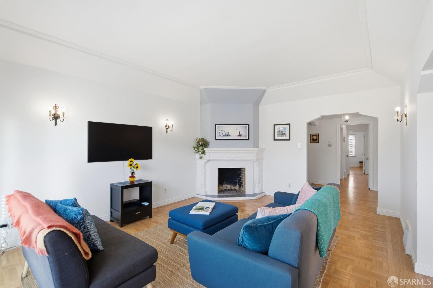 Detail Gallery Image 4 of 20 For 117 Tiffany Ave, San Francisco,  CA 94110 - 2 Beds | 1 Baths