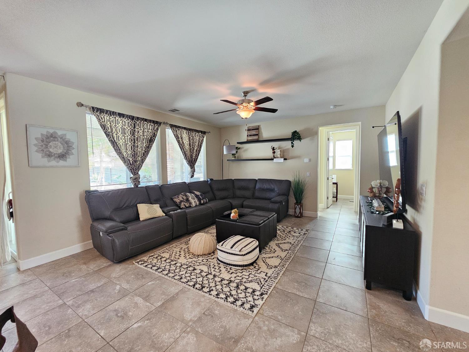 Detail Gallery Image 6 of 26 For 1535 Goldenstar Ct, Hollister,  CA 95023 - 3 Beds | 2/1 Baths