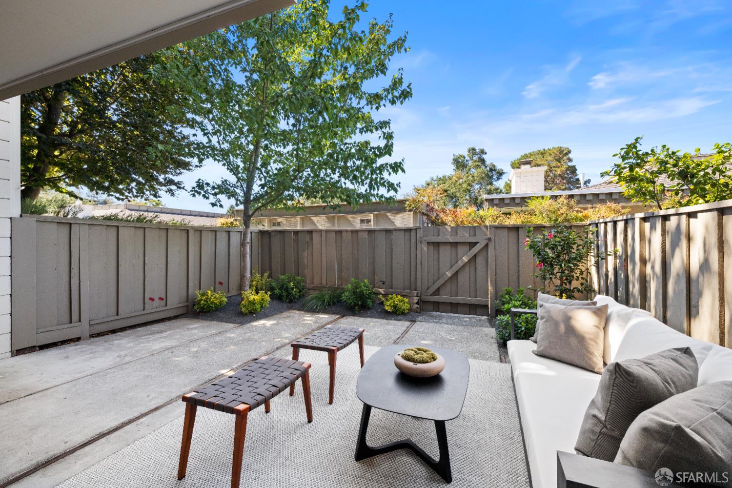 Detail Gallery Image 23 of 55 For 37 Los Altos Sqr, Los Altos,  CA 94022 - 2 Beds | 2/1 Baths