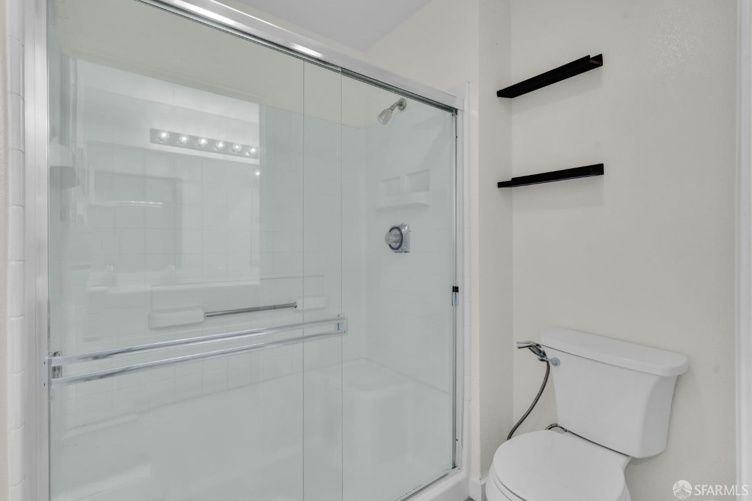 Detail Gallery Image 14 of 27 For 200 Caldecott Ln #107,  Oakland,  CA 94618 - 2 Beds | 2 Baths