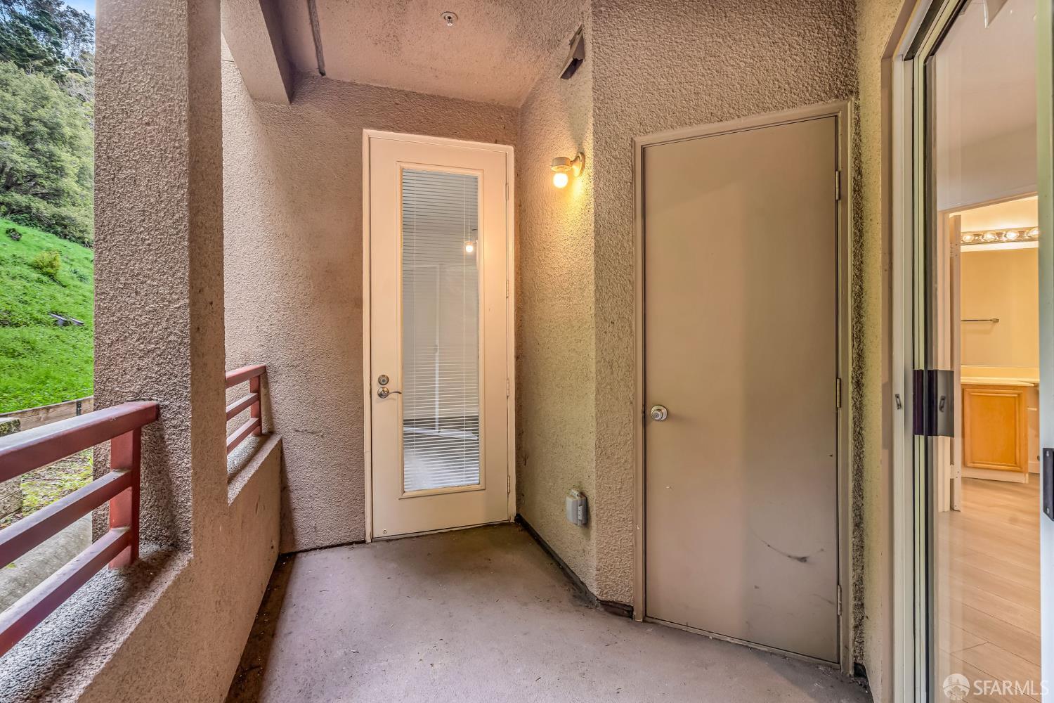 Detail Gallery Image 22 of 27 For 200 Caldecott Ln #107,  Oakland,  CA 94618 - 2 Beds | 2 Baths