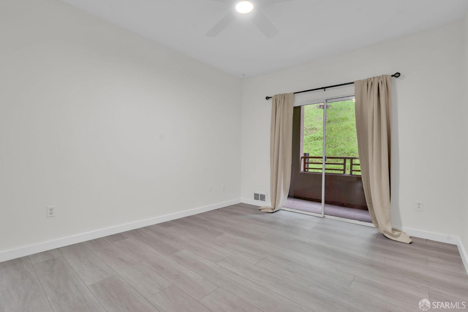 Detail Gallery Image 9 of 27 For 200 Caldecott Ln #107,  Oakland,  CA 94618 - 2 Beds | 2 Baths