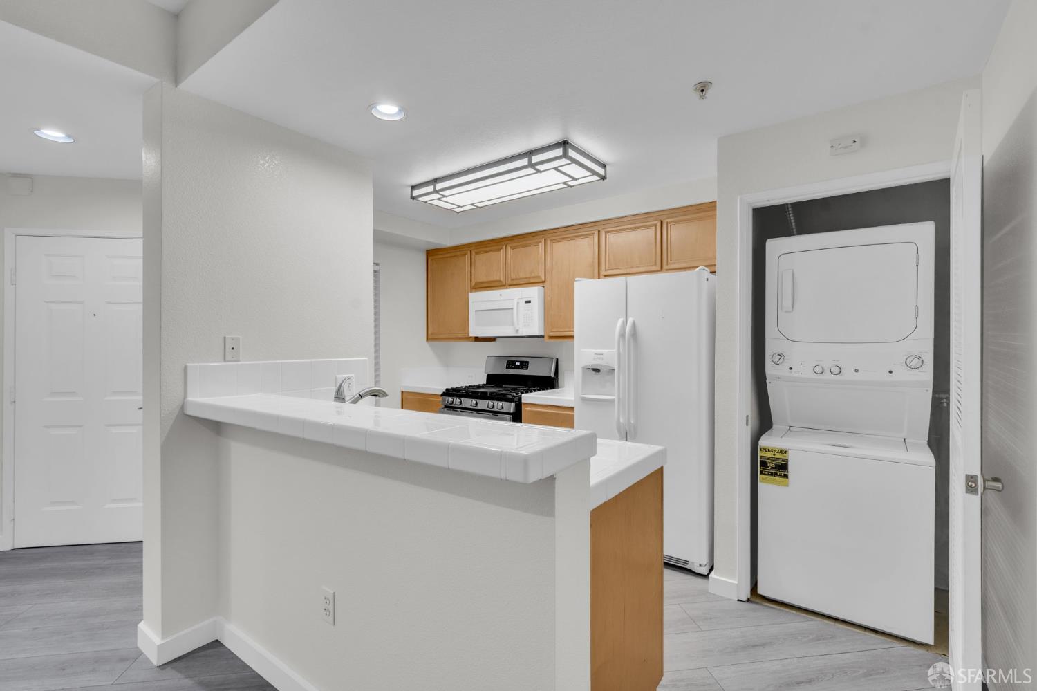 Detail Gallery Image 6 of 27 For 200 Caldecott Ln #107,  Oakland,  CA 94618 - 2 Beds | 2 Baths