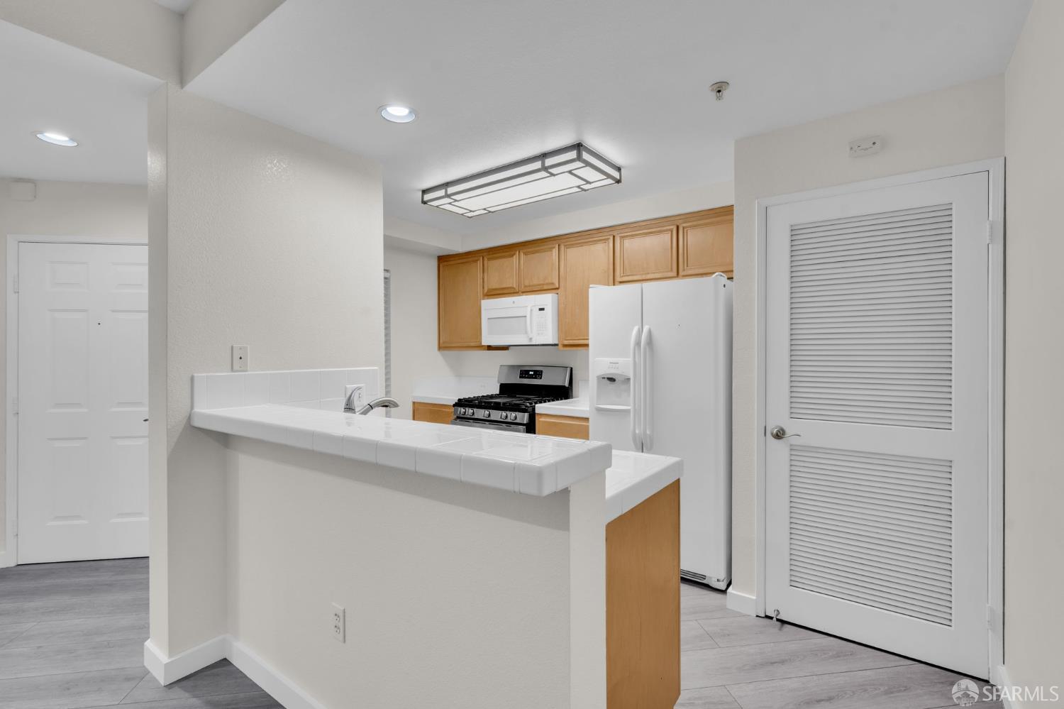 Detail Gallery Image 5 of 27 For 200 Caldecott Ln #107,  Oakland,  CA 94618 - 2 Beds | 2 Baths