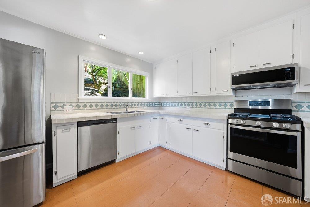 Detail Gallery Image 33 of 81 For 2056 14th Ave, San Francisco,  CA 94116 - 3 Beds | 1/1 Baths