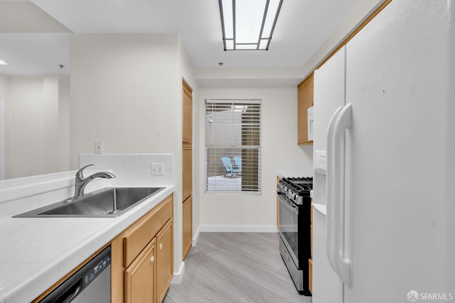 Detail Gallery Image 7 of 27 For 200 Caldecott Ln #107,  Oakland,  CA 94618 - 2 Beds | 2 Baths