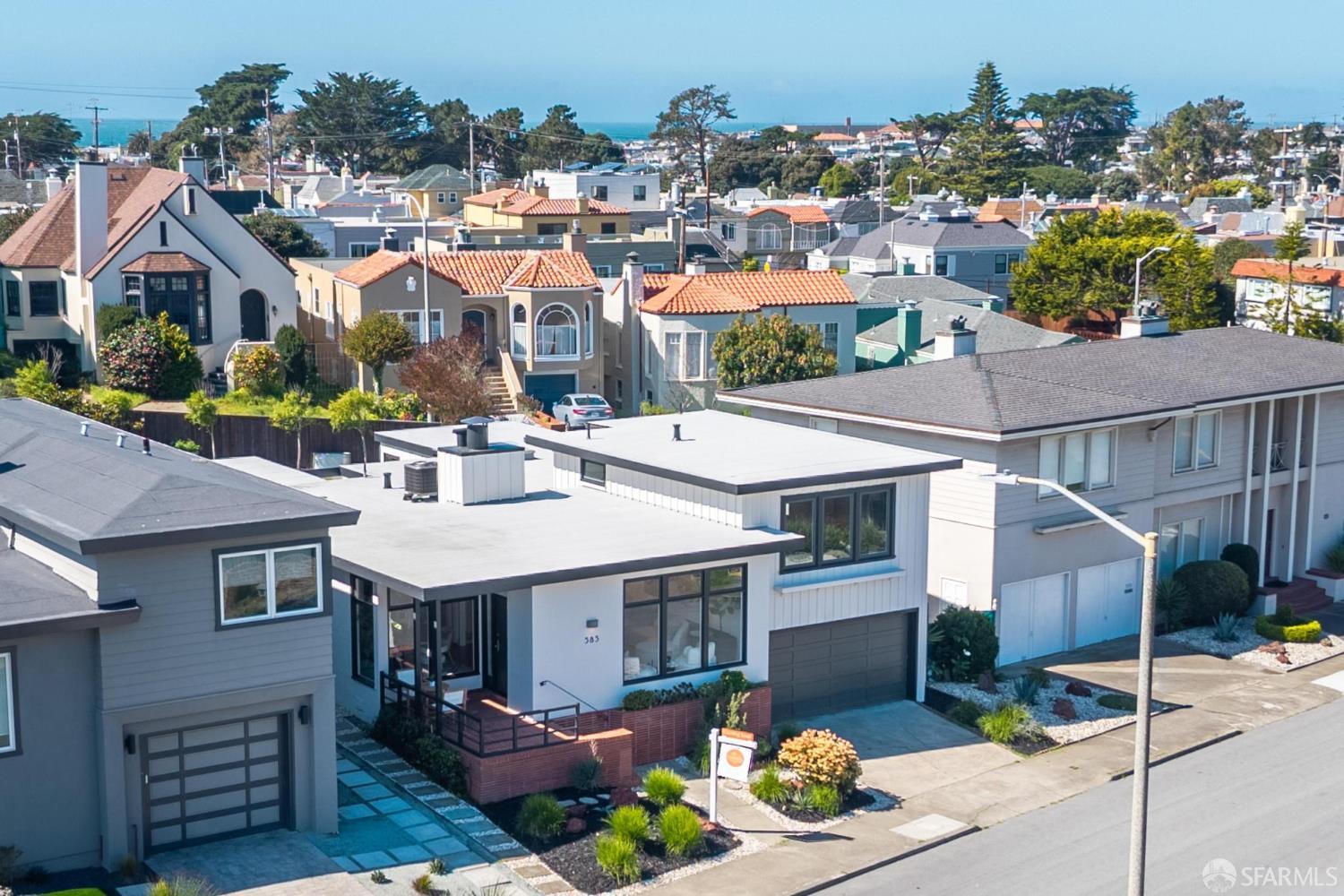 Detail Gallery Image 2 of 62 For 585 Crestlake Dr, San Francisco,  CA 94132 - 3 Beds | 2/1 Baths