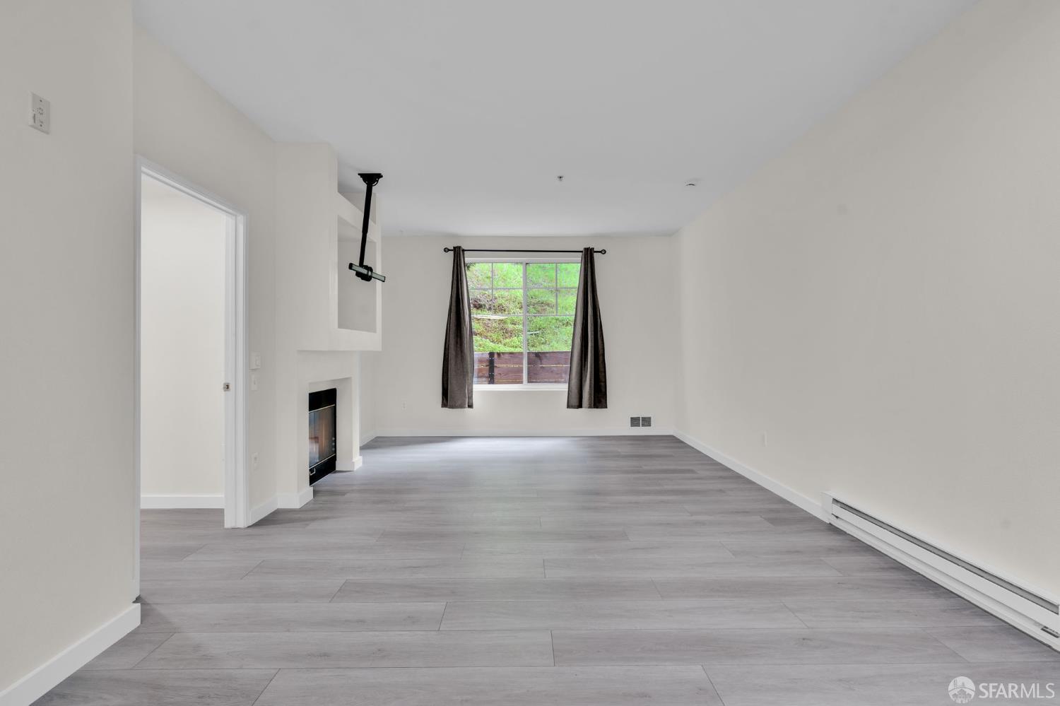 Detail Gallery Image 3 of 27 For 200 Caldecott Ln #107,  Oakland,  CA 94618 - 2 Beds | 2 Baths