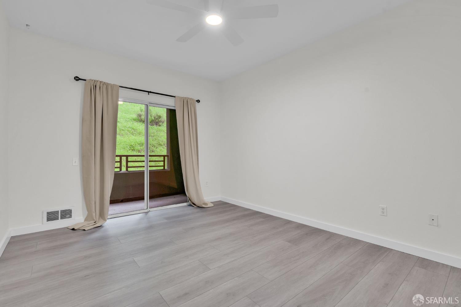 Detail Gallery Image 8 of 27 For 200 Caldecott Ln #107,  Oakland,  CA 94618 - 2 Beds | 2 Baths