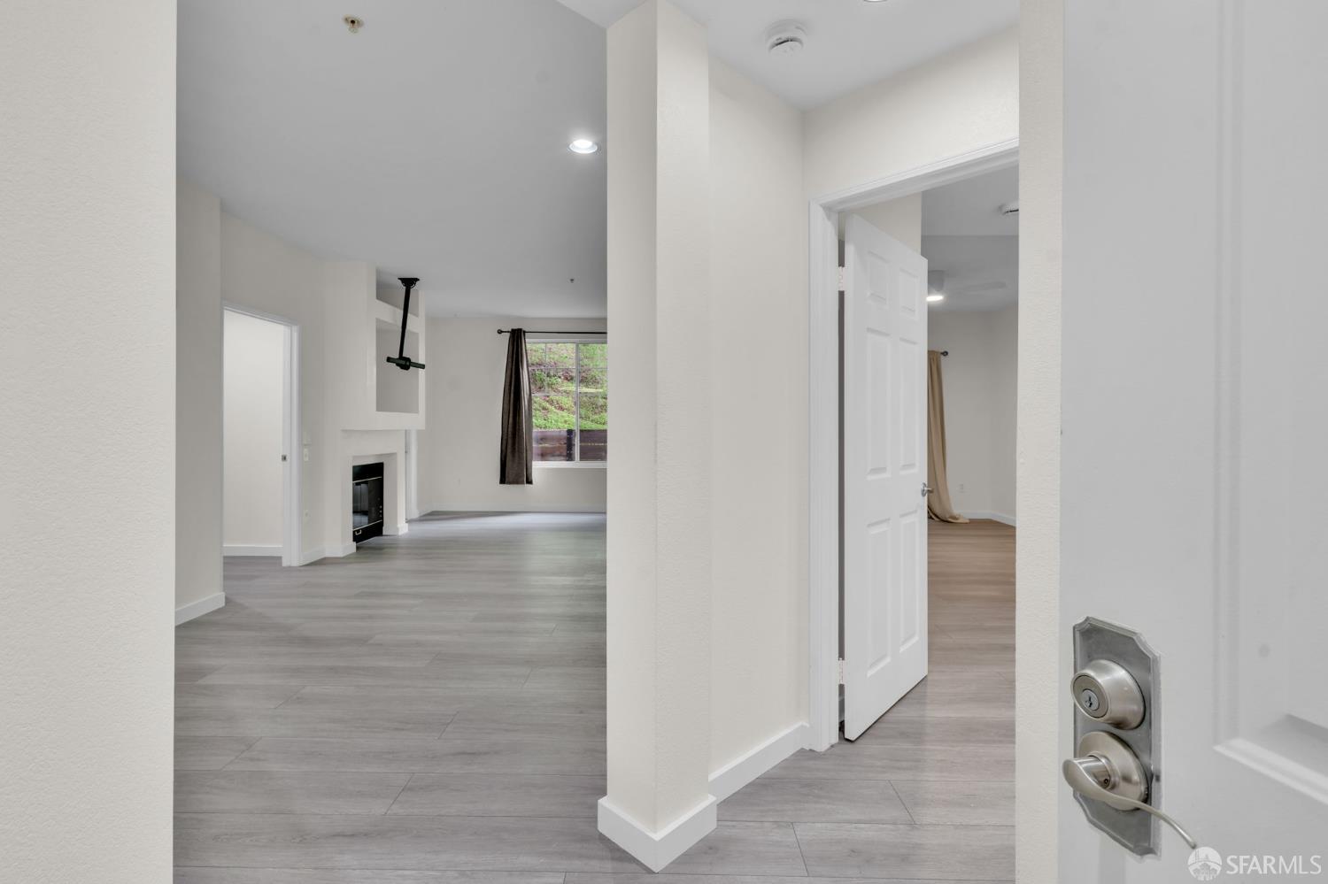 Detail Gallery Image 2 of 27 For 200 Caldecott Ln #107,  Oakland,  CA 94618 - 2 Beds | 2 Baths