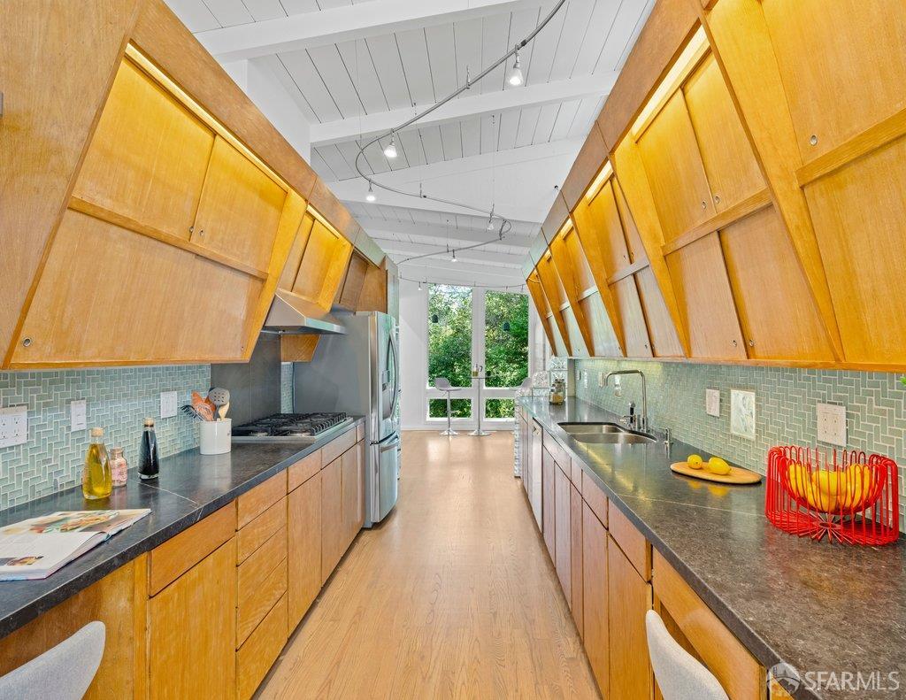 Detail Gallery Image 27 of 98 For 25 Siesta Ct, Portola Valley,  CA 94028 - 5 Beds | 3/1 Baths