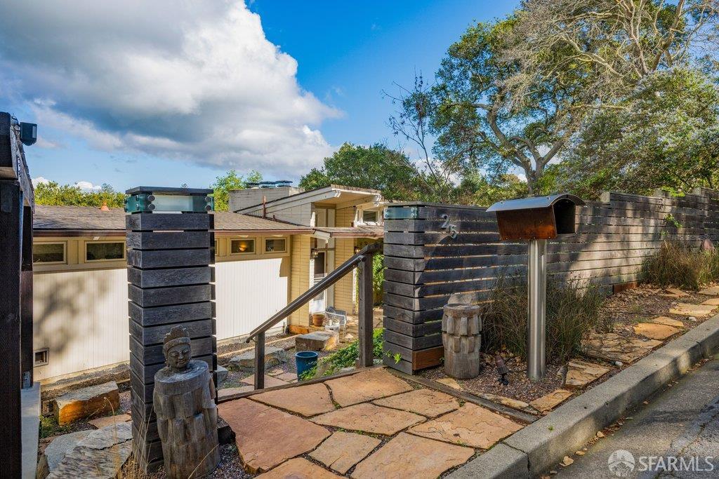 Detail Gallery Image 2 of 98 For 25 Siesta Ct, Portola Valley,  CA 94028 - 5 Beds | 3/1 Baths