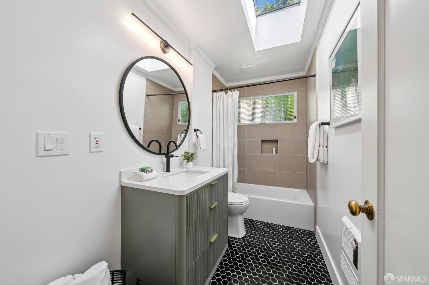 Detail Gallery Image 21 of 51 For 6189 Margarido Dr, Oakland,  CA 94618 - 3 Beds | 2/1 Baths