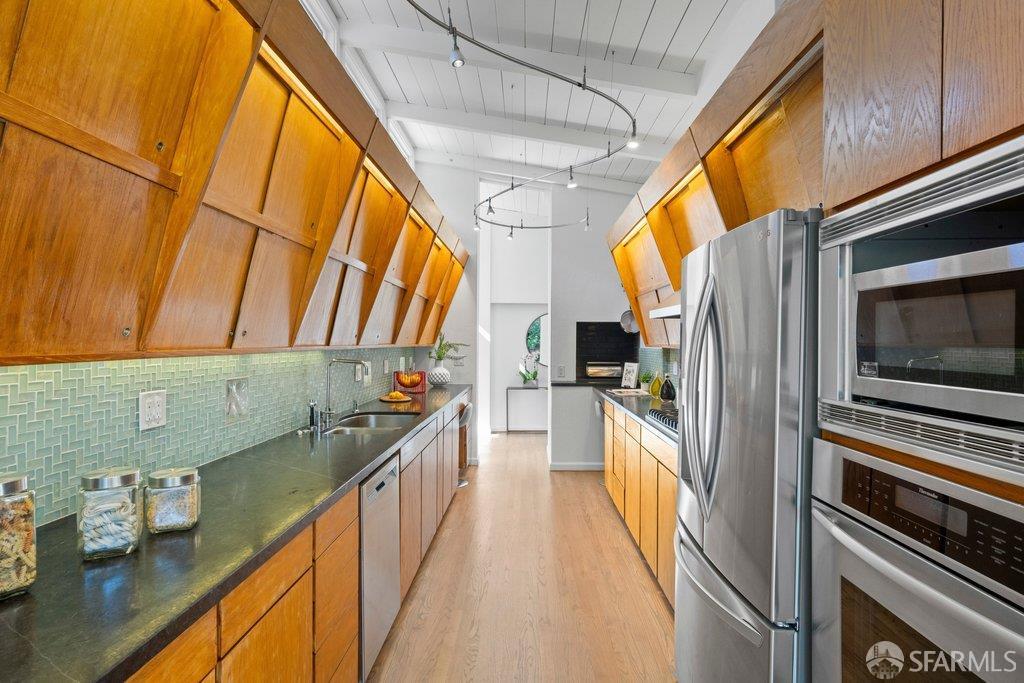 Detail Gallery Image 25 of 98 For 25 Siesta Ct, Portola Valley,  CA 94028 - 5 Beds | 3/1 Baths