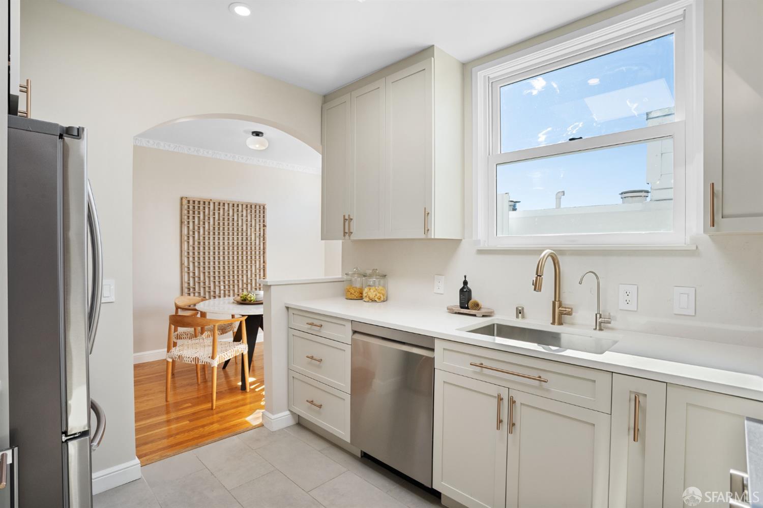 Detail Gallery Image 8 of 26 For 1008 Castro St, San Francisco,  CA 94114 - 2 Beds | 1 Baths