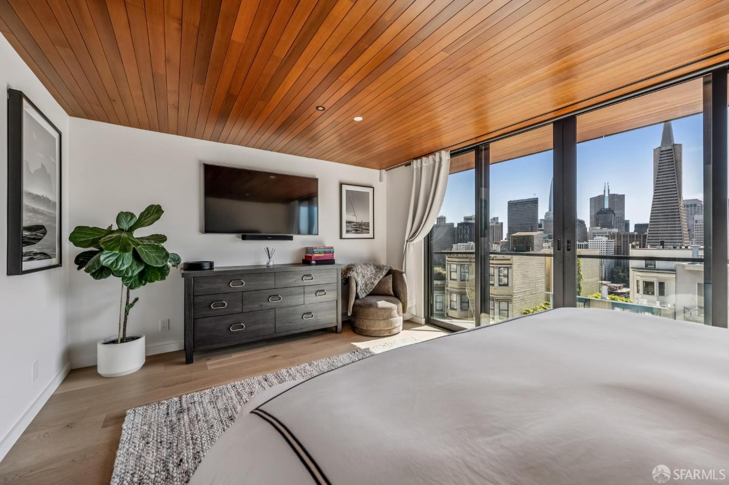 Detail Gallery Image 15 of 77 For 312 Green St, San Francisco,  CA 94122 - 5 Beds | 4/1 Baths