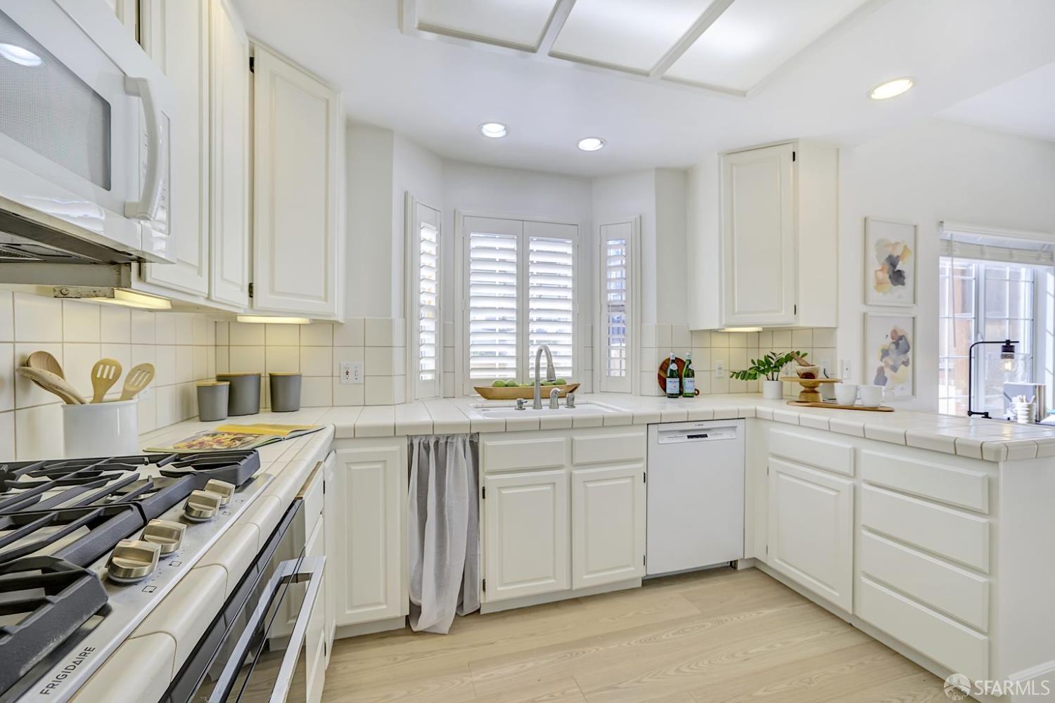 Detail Gallery Image 17 of 46 For 1595 Fifth Ave, Belmont,  CA 94002 - 3 Beds | 2/1 Baths