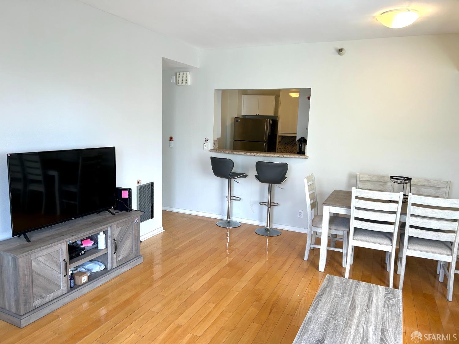 Detail Gallery Image 3 of 16 For 1 Daniel Burnham Ct #204,  San Francisco,  CA 94109 - 1 Beds | 1 Baths