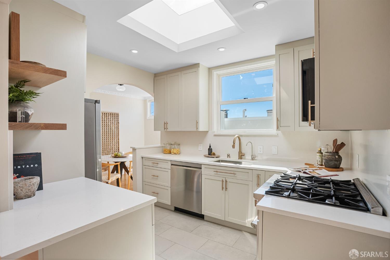 Detail Gallery Image 6 of 26 For 1008 Castro St, San Francisco,  CA 94114 - 2 Beds | 1 Baths