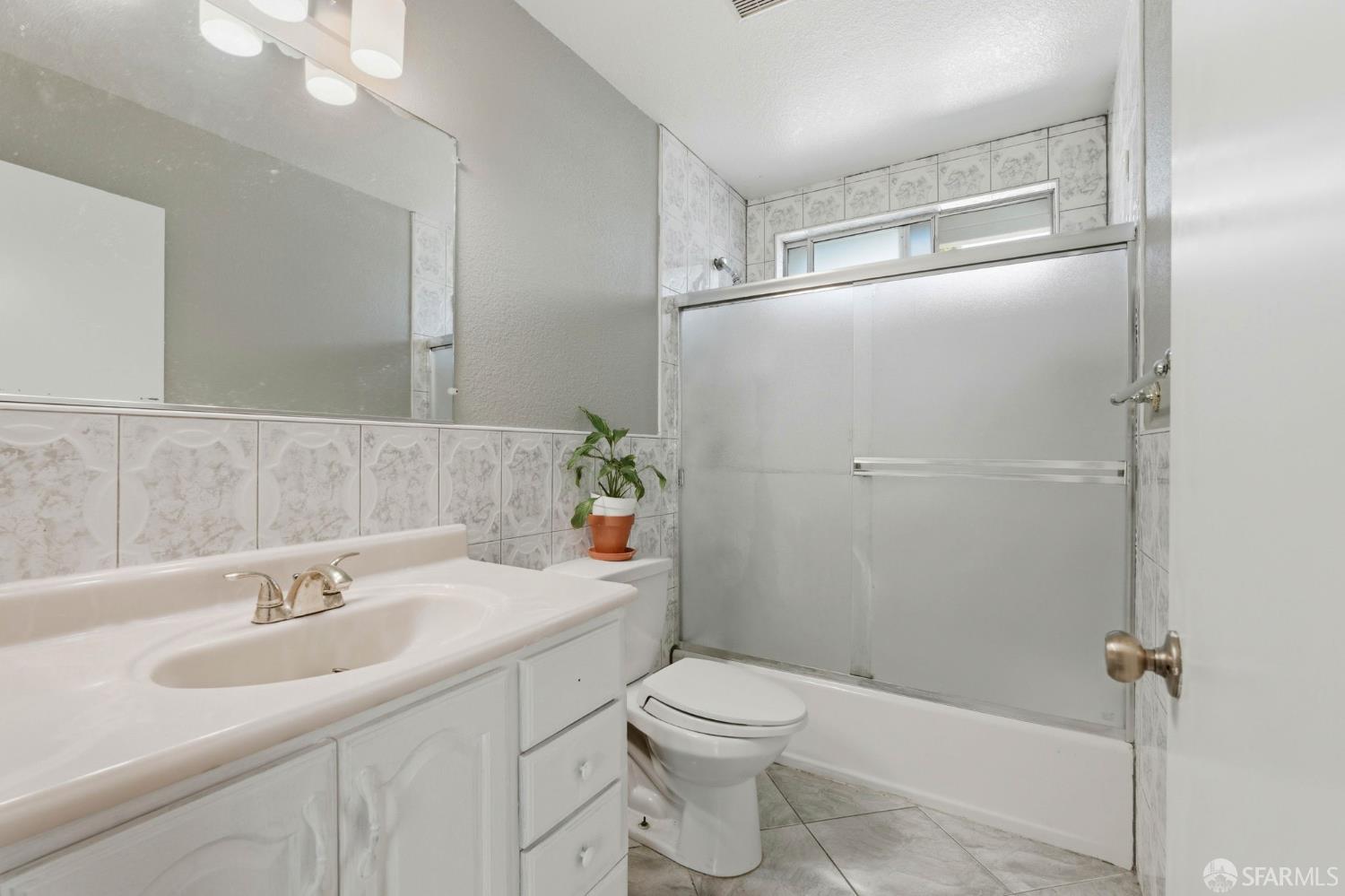 Detail Gallery Image 5 of 25 For 21564 Meekland Ave #2,  Hayward,  CA 94541 - 2 Beds | 1/1 Baths