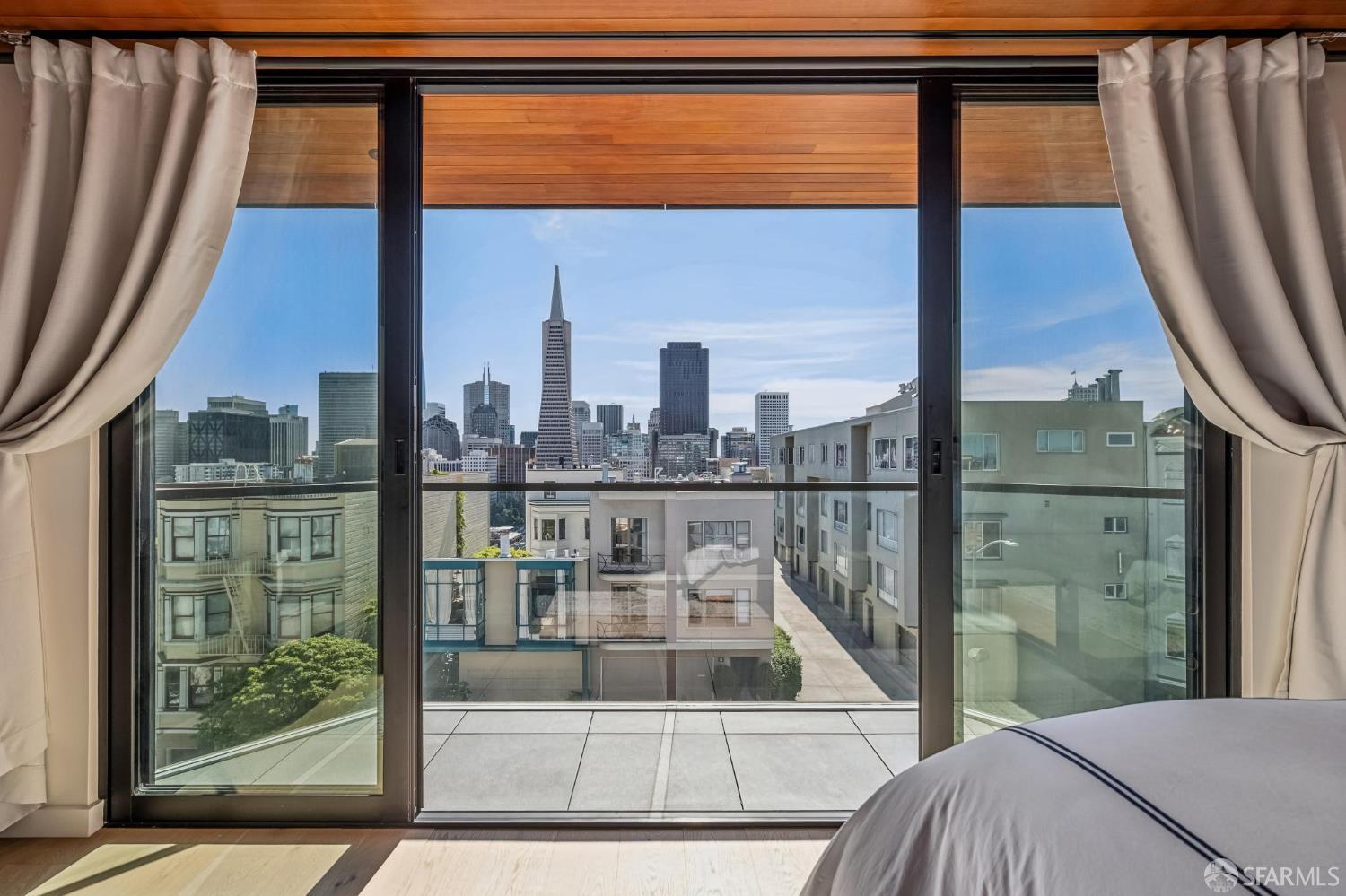Detail Gallery Image 17 of 77 For 312 Green St, San Francisco,  CA 94122 - 5 Beds | 4/1 Baths
