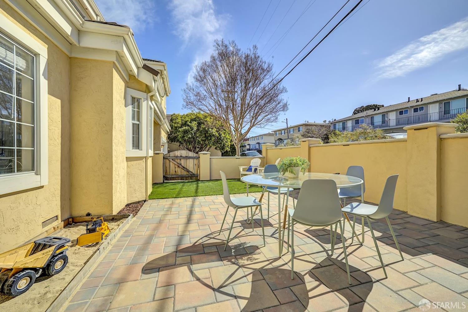 Detail Gallery Image 5 of 46 For 1595 Fifth Ave, Belmont,  CA 94002 - 3 Beds | 2/1 Baths