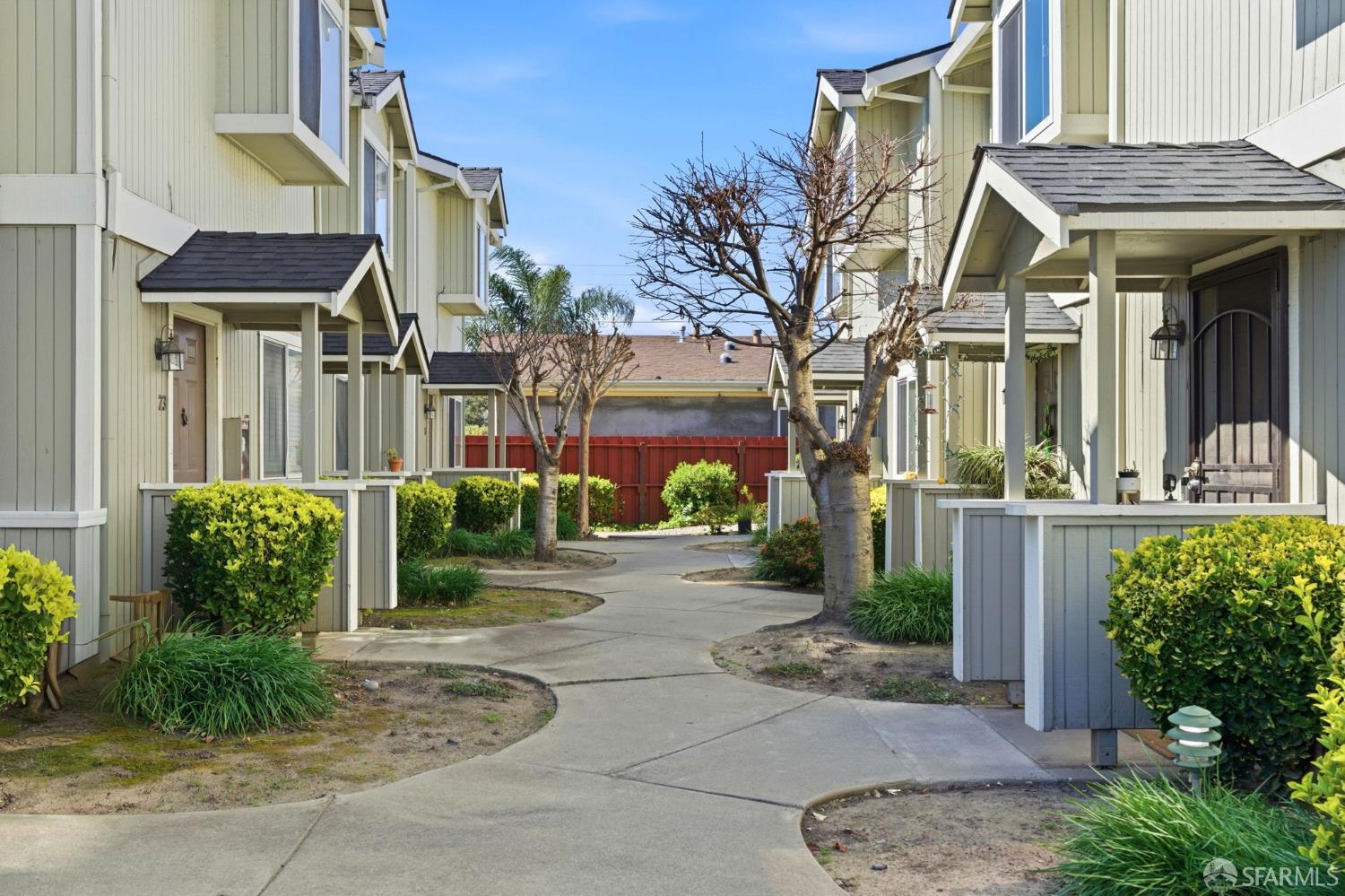 Detail Gallery Image 2 of 25 For 21564 Meekland Ave #2,  Hayward,  CA 94541 - 2 Beds | 1/1 Baths