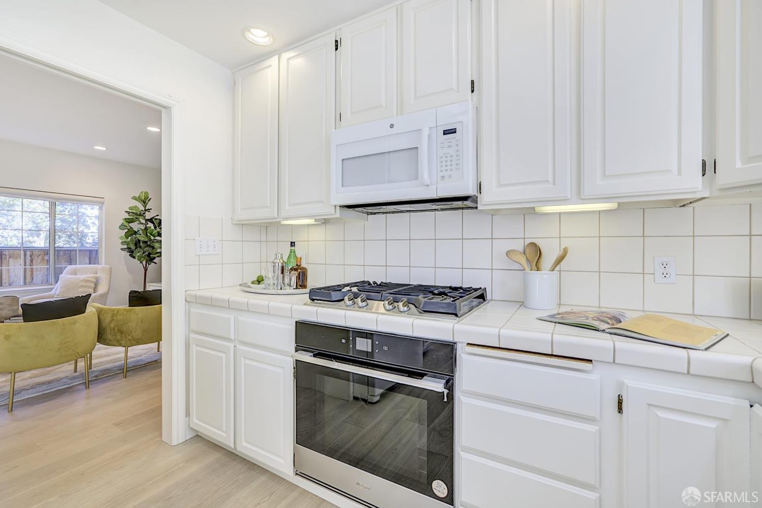 Detail Gallery Image 19 of 46 For 1595 Fifth Ave, Belmont,  CA 94002 - 3 Beds | 2/1 Baths