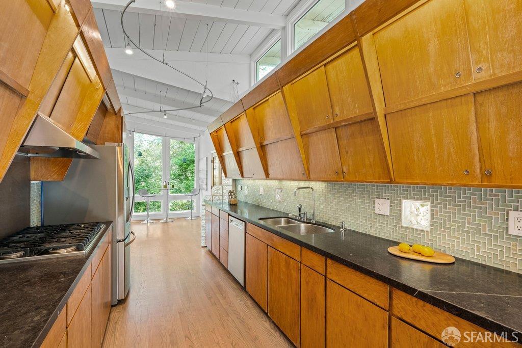 Detail Gallery Image 26 of 98 For 25 Siesta Ct, Portola Valley,  CA 94028 - 5 Beds | 3/1 Baths