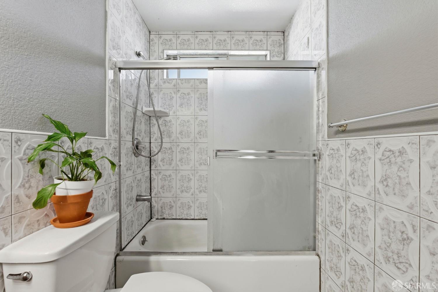Detail Gallery Image 6 of 25 For 21564 Meekland Ave #2,  Hayward,  CA 94541 - 2 Beds | 1/1 Baths