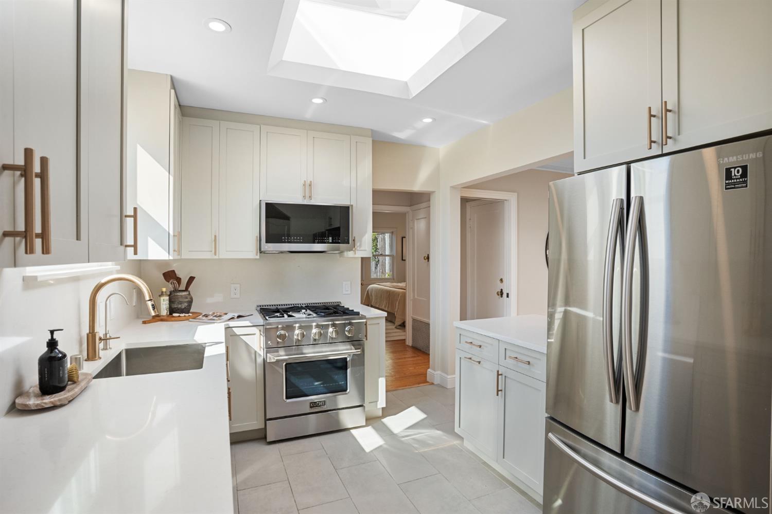 Detail Gallery Image 11 of 26 For 1008 Castro St, San Francisco,  CA 94114 - 2 Beds | 1 Baths