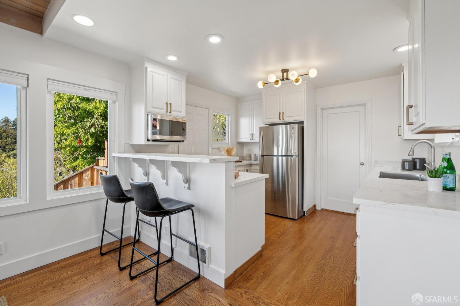 Detail Gallery Image 11 of 51 For 6189 Margarido Dr, Oakland,  CA 94618 - 3 Beds | 2/1 Baths