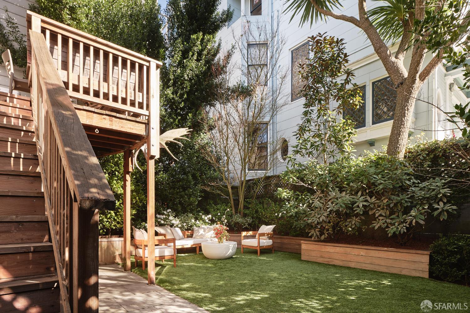 Detail Gallery Image 12 of 41 For 241 Frederick St, San Francisco,  CA 94117 - 5 Beds | 3/1 Baths