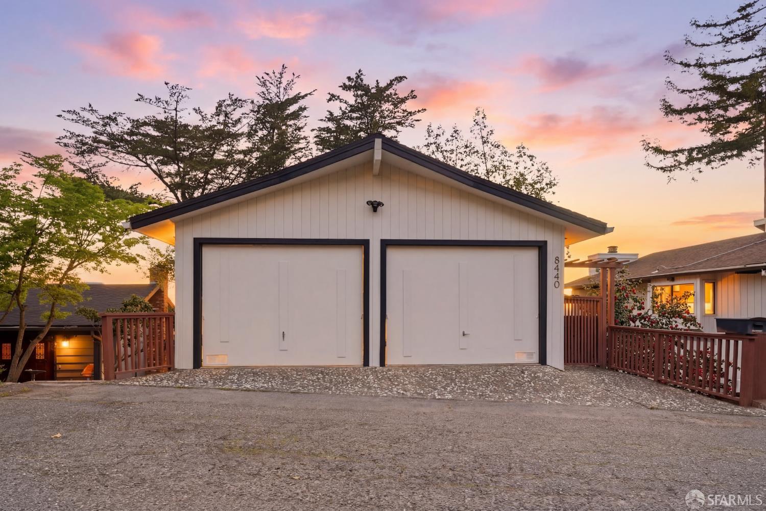 Detail Gallery Image 5 of 85 For 8440 Skyline Blvd, Oakland,  CA 94611 - 5 Beds | 3/1 Baths