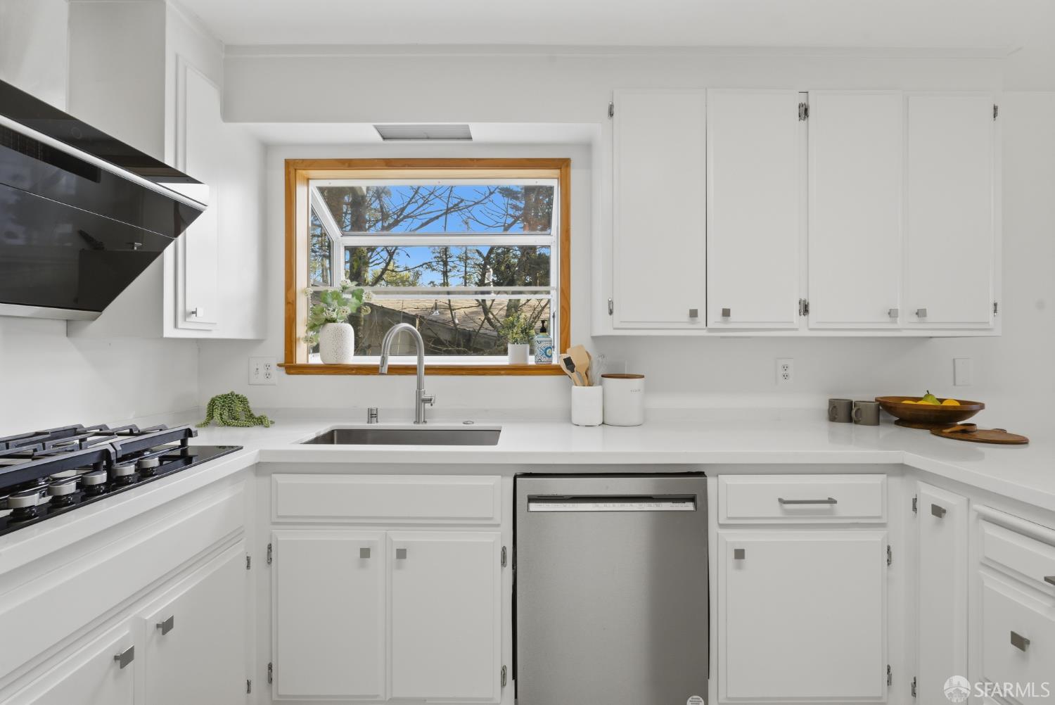 Detail Gallery Image 31 of 85 For 8440 Skyline Blvd, Oakland,  CA 94611 - 5 Beds | 3/1 Baths