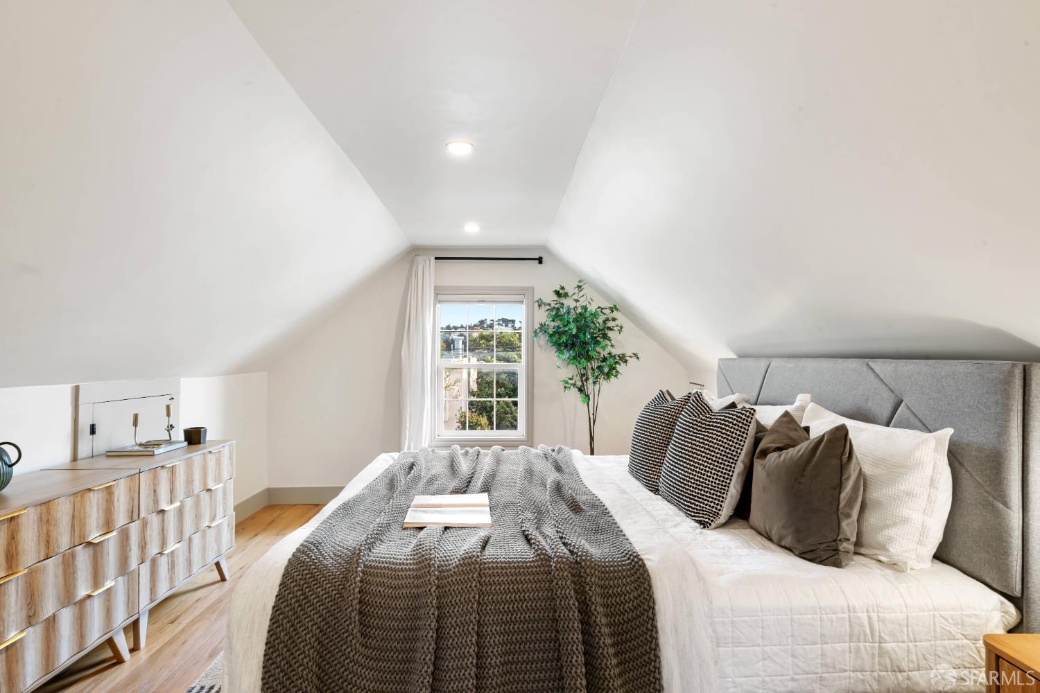 Detail Gallery Image 36 of 90 For 932 Silliman St, San Francisco,  CA 94134 - 3 Beds | 2/1 Baths