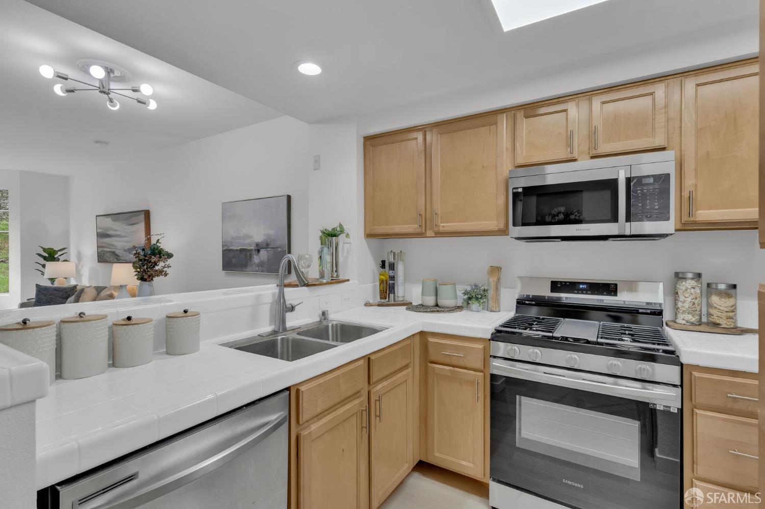 Detail Gallery Image 3 of 33 For 320 Caldecott Ln #116,  Oakland,  CA 94618 - 1 Beds | 1 Baths