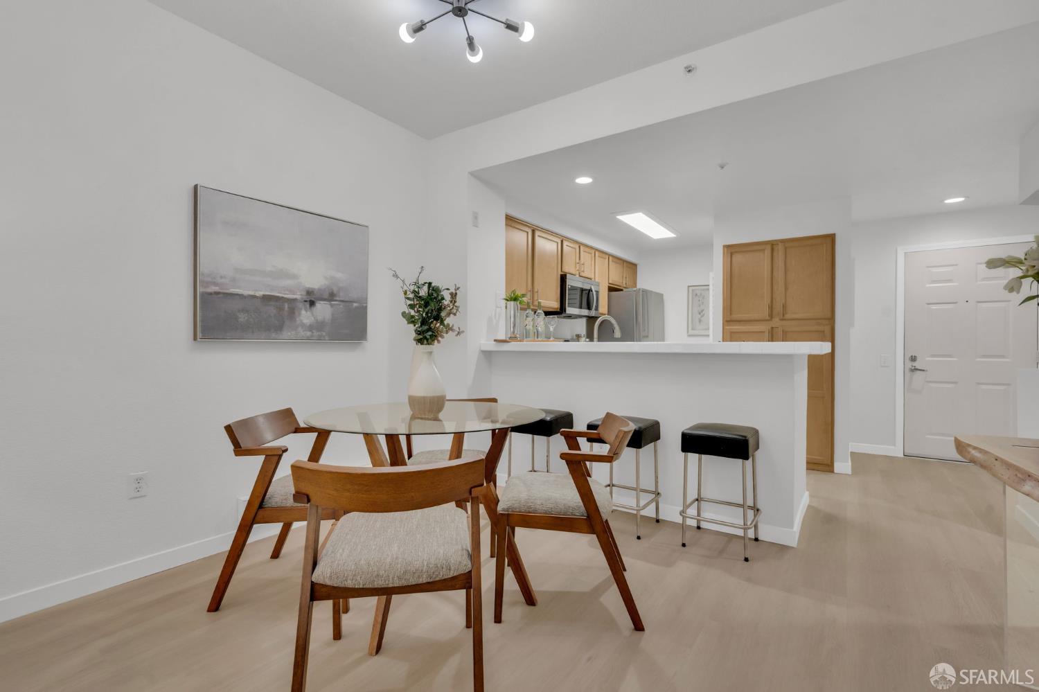 Detail Gallery Image 8 of 33 For 320 Caldecott Ln #116,  Oakland,  CA 94618 - 1 Beds | 1 Baths