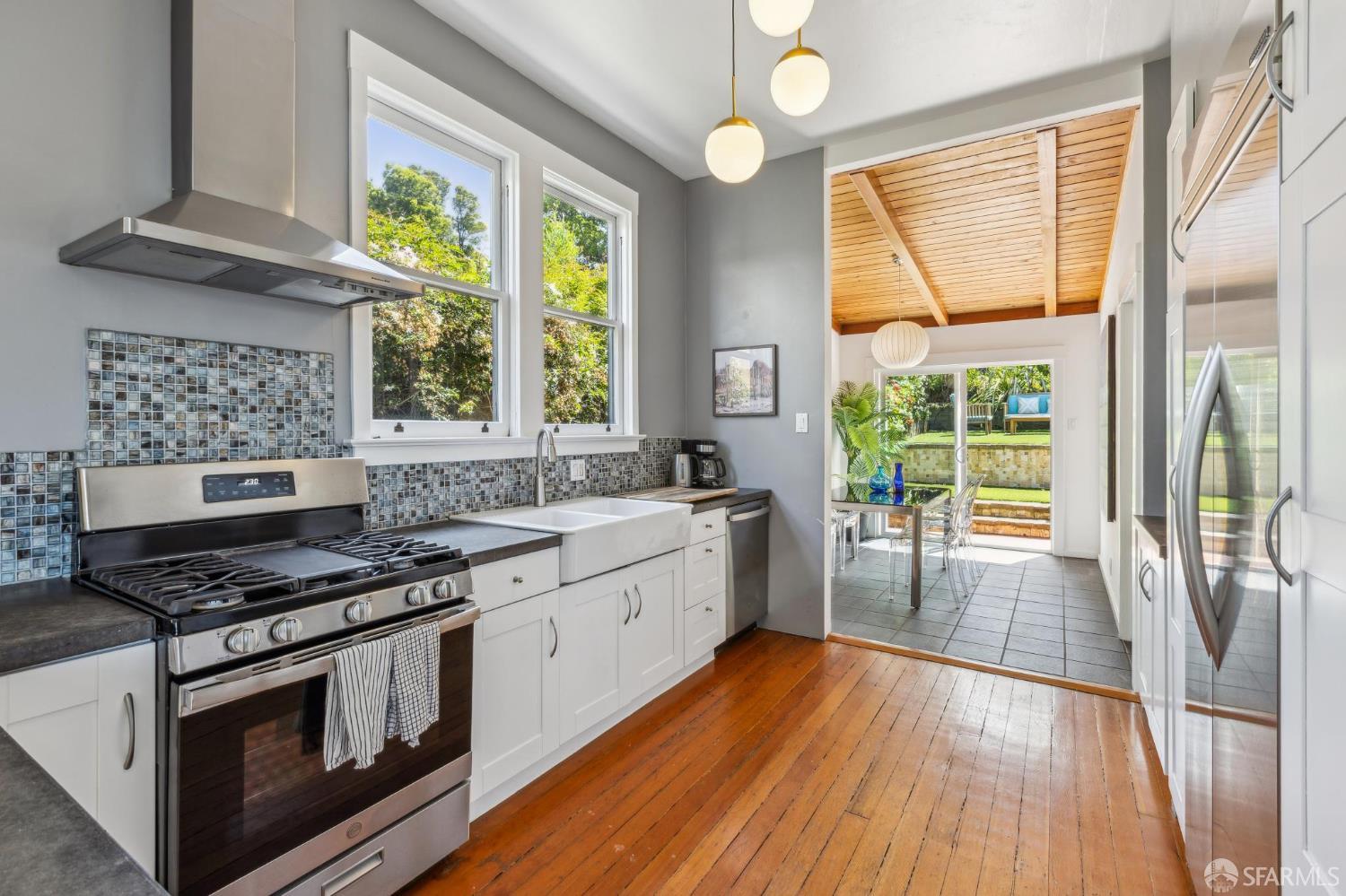 Detail Gallery Image 11 of 46 For 102 Santa Marina St, San Francisco,  CA 94110 - 4 Beds | 3 Baths