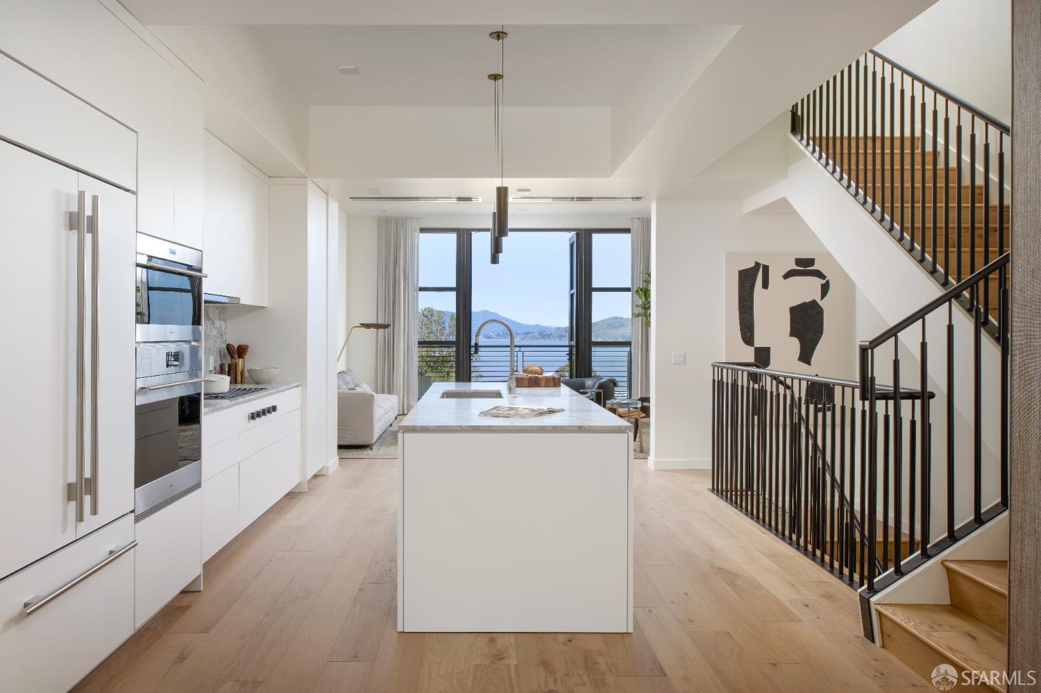 Detail Gallery Image 4 of 44 For 37 Meadow Dr #3,  San Francisco,  CA 94130 - 3 Beds | 3/1 Baths