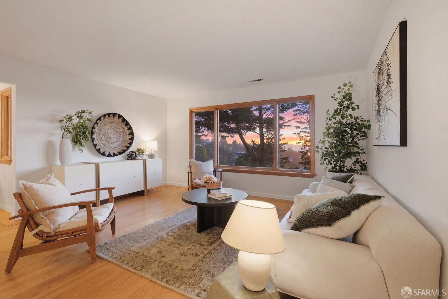 Detail Gallery Image 4 of 85 For 8440 Skyline Blvd, Oakland,  CA 94611 - 5 Beds | 3/1 Baths