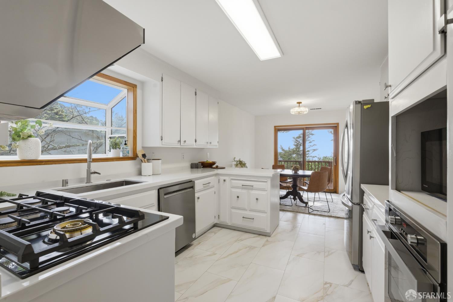 Detail Gallery Image 29 of 85 For 8440 Skyline Blvd, Oakland,  CA 94611 - 5 Beds | 3/1 Baths