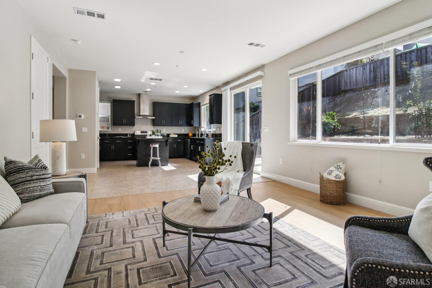 Detail Gallery Image 4 of 53 For 3082 Delano Dr, Pittsburg,  CA 94565 - 4 Beds | 2/1 Baths