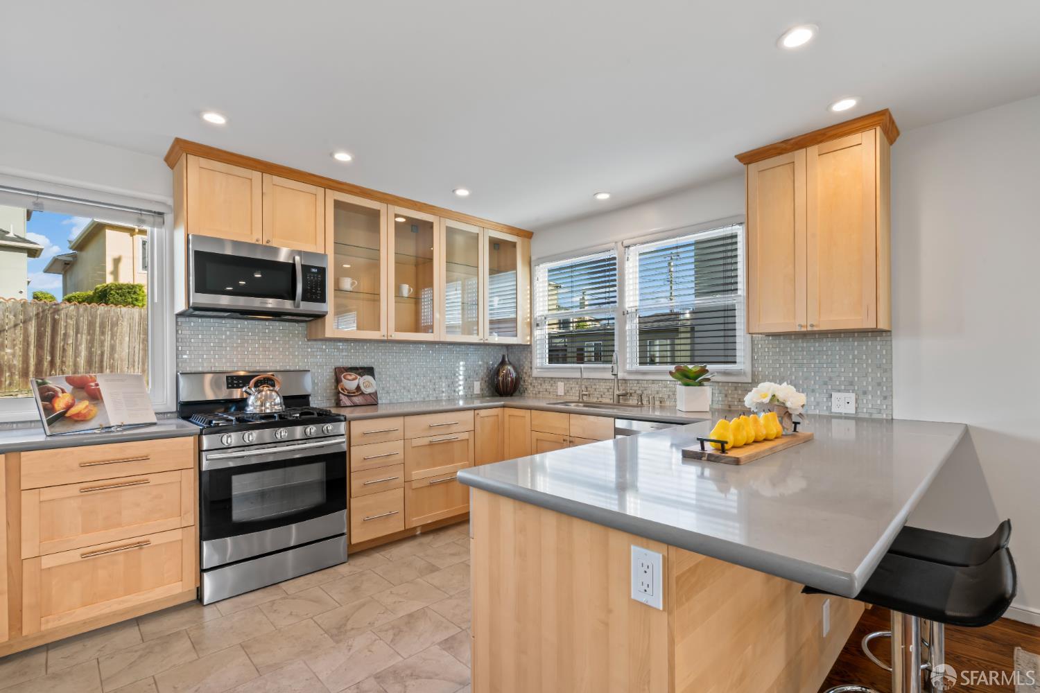 Detail Gallery Image 4 of 29 For 32 Lake Forest Dr, Daly City,  CA 94015 - 2 Beds | 2 Baths