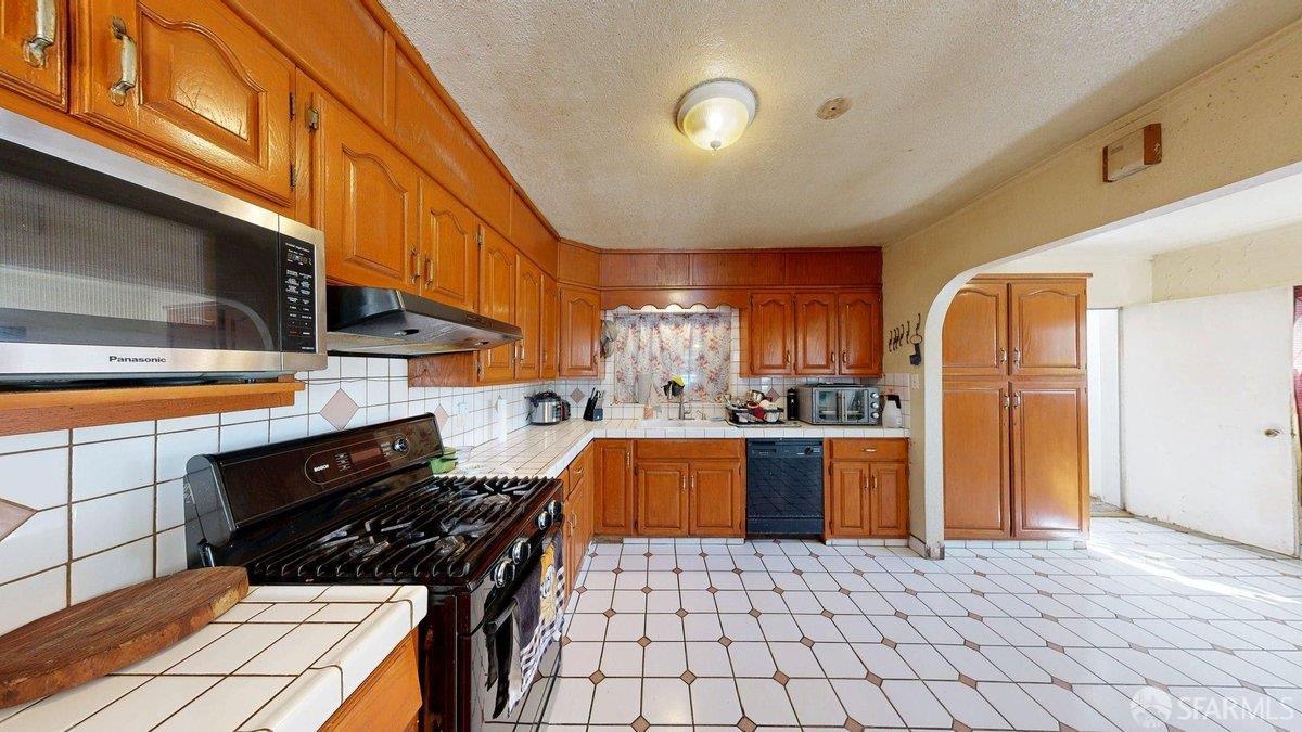 Detail Gallery Image 8 of 45 For 471 Green St, East Palo Alto,  CA 94303 - 9 Beds | 5 Baths