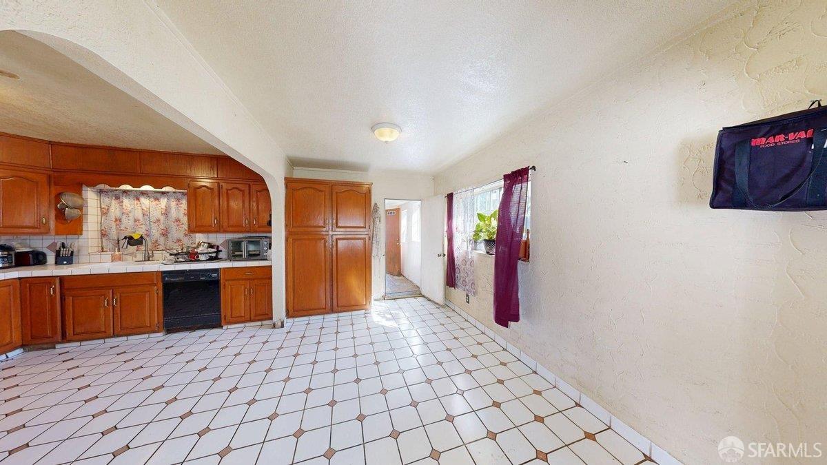 Detail Gallery Image 11 of 45 For 471 Green St, East Palo Alto,  CA 94303 - 9 Beds | 5 Baths