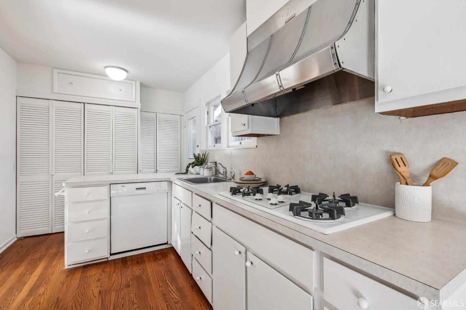 Detail Gallery Image 8 of 43 For 325 Yale Rd, Menlo Park,  CA 94025 - 2 Beds | 1/1 Baths