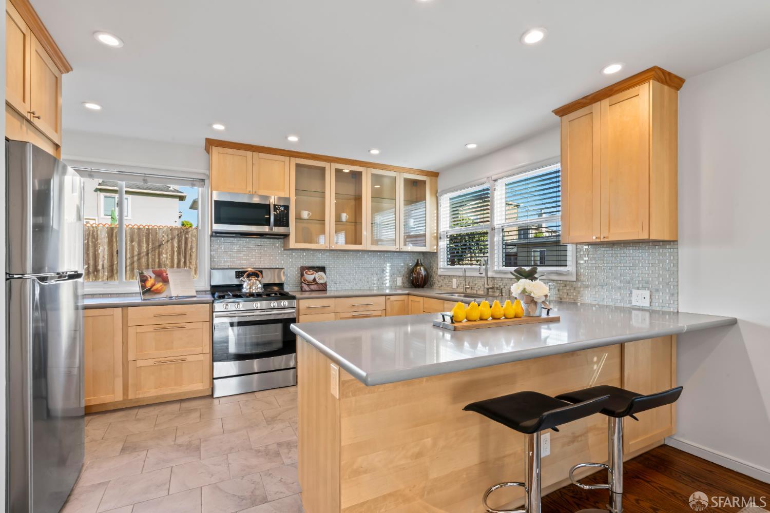 Detail Gallery Image 3 of 29 For 32 Lake Forest Dr, Daly City,  CA 94015 - 2 Beds | 2 Baths