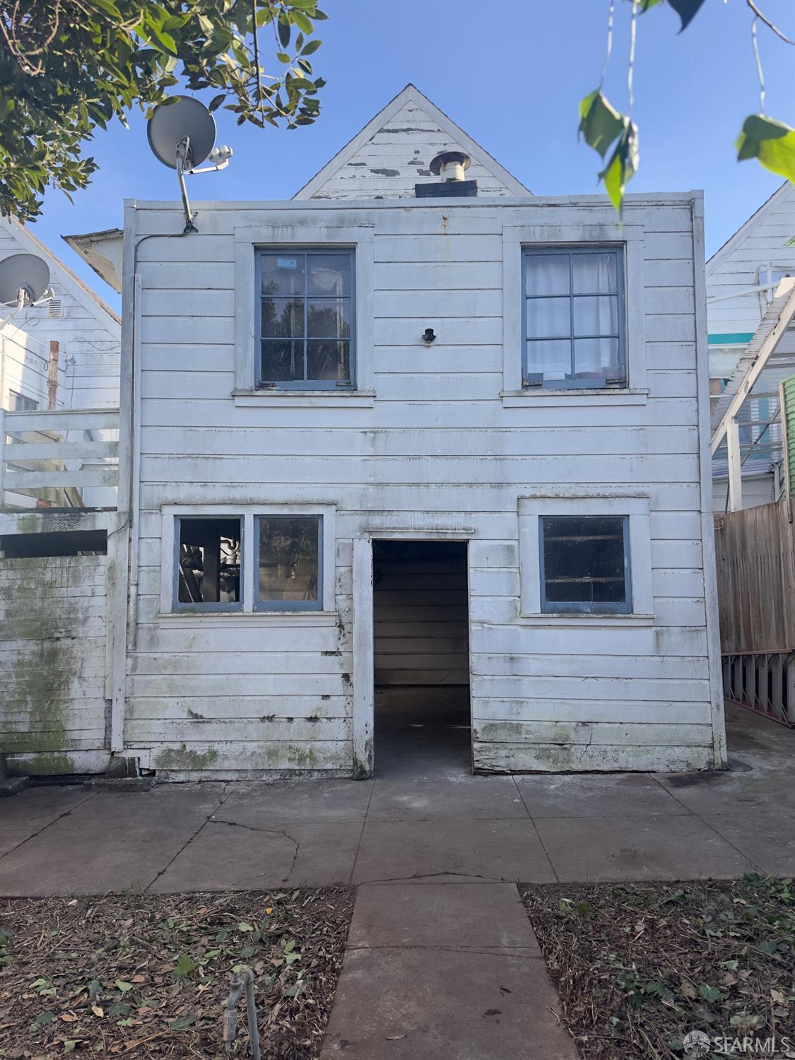 Detail Gallery Image 3 of 14 For 1231 Silver Ave, San Francisco,  CA 94134 - 3 Beds | 1 Baths